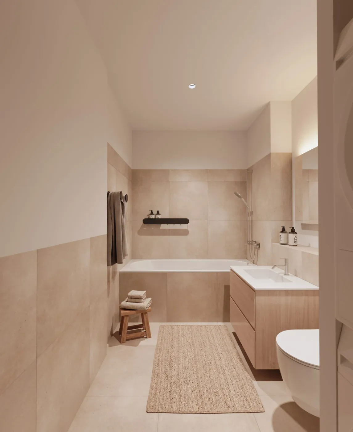 Badezimmer mit sandfarbenen Platten, Badewanne und Waschtisch in Eiche